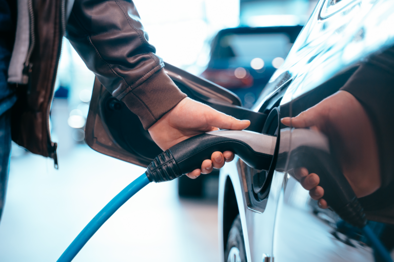Borne de recharge pour véhicule électrique avec choix entre puissance 7,4 kW et 22 kW